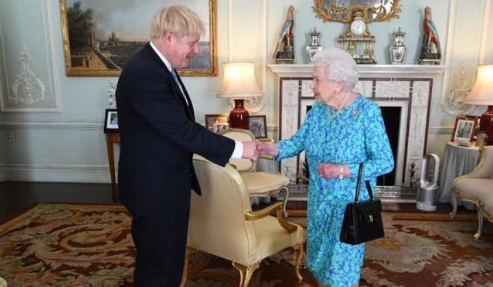英国首相敢废除女王吗（女王与首相的关系） - 错分资源网